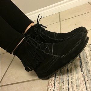 Minnetonka moccasin boots size 8